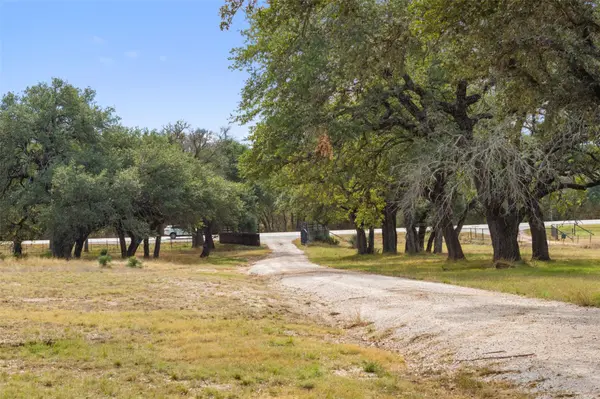 214 Edmonds Ave, Johnson City, TX 78636