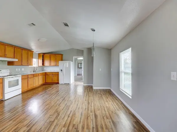 599 Rocky Ridge LN, Luling, TX 78648