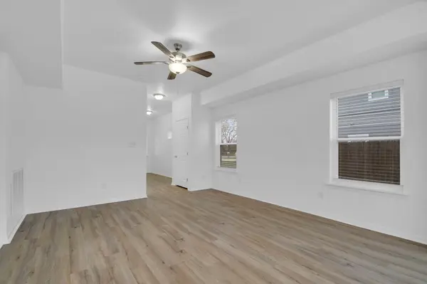 1004 E Fannin ST, Luling, TX 78648