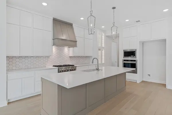366 Crosswater LN, Dripping Springs, TX 78620