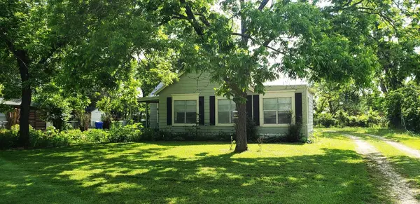 2105 North DR, Taylor, TX 76574