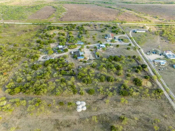 835 Tomahawk TRL, Dale, TX 78616