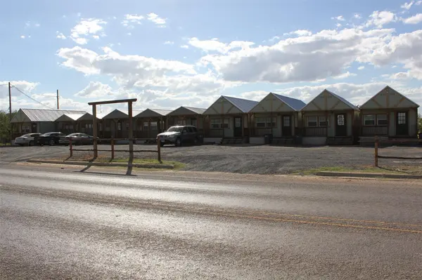10 S Commerce ST, Big Wells, TX 78830