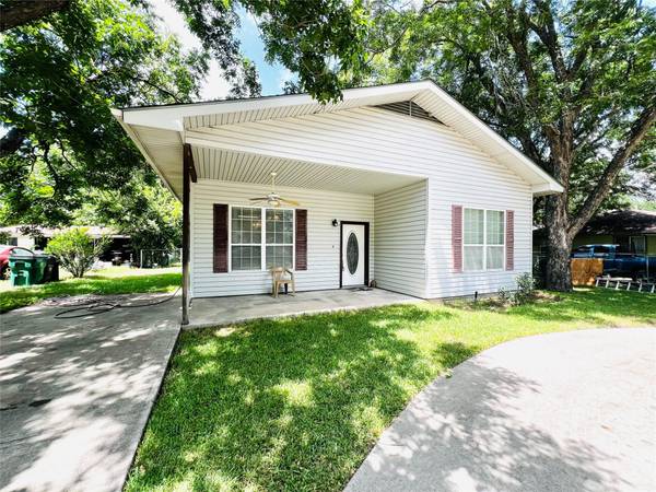 208 E 20th ST, Cameron, TX 76520
