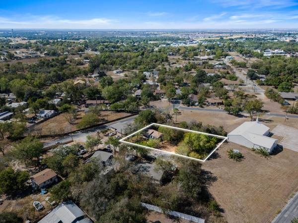 102 Masonic DR, Elgin, TX 78621