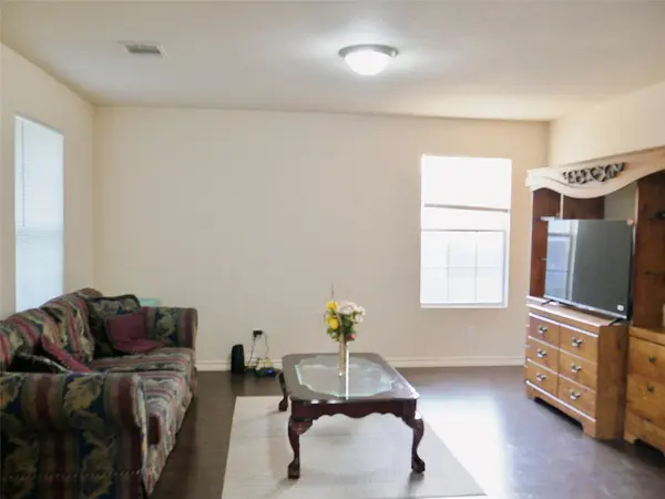 1013 Price ST, Taylor, TX 76574