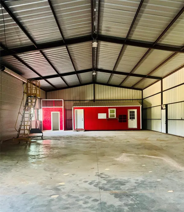 12500 S US Hwy 183 #F, Luling, TX 78648