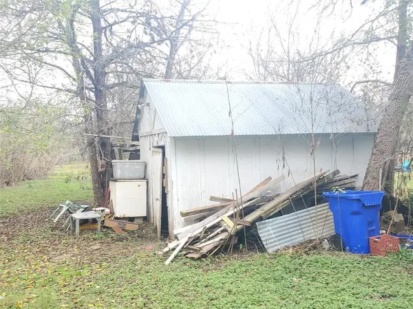 276 Arrowhead DR, Smithville, TX 78957