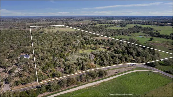 221 Old Waelder RD, Flatonia, TX 78941