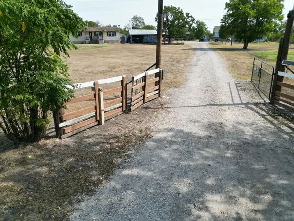 622 Longhollow RD, Dale, TX 78616