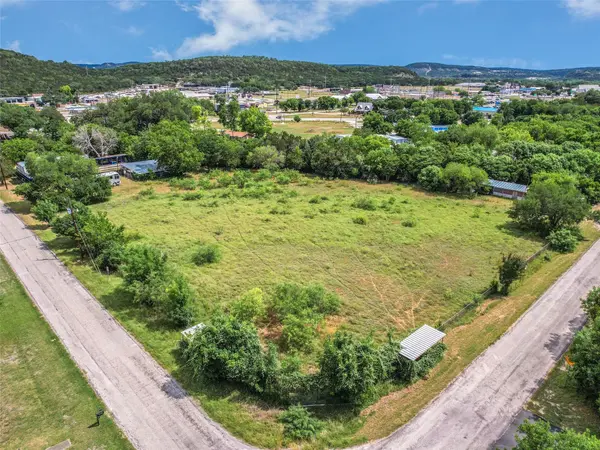 201 Oak DR, Canyon Lake, TX 78132