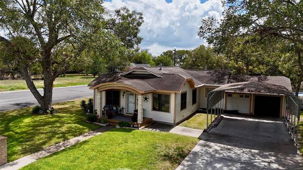 302 S Main ST, Schulenburg, TX 78956