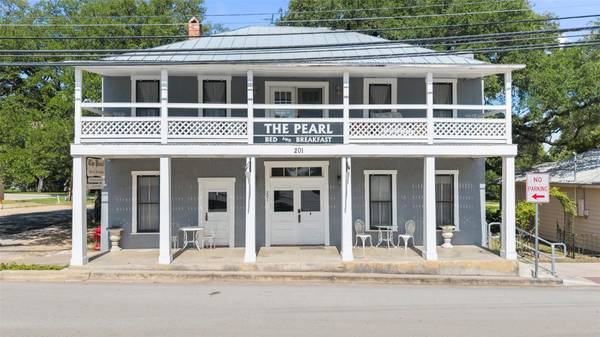 201 N Nugent Ave, Johnson City, TX 78636