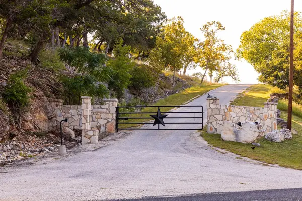 994 Upper Turtle Creek RD, Kerrville, TX 78028
