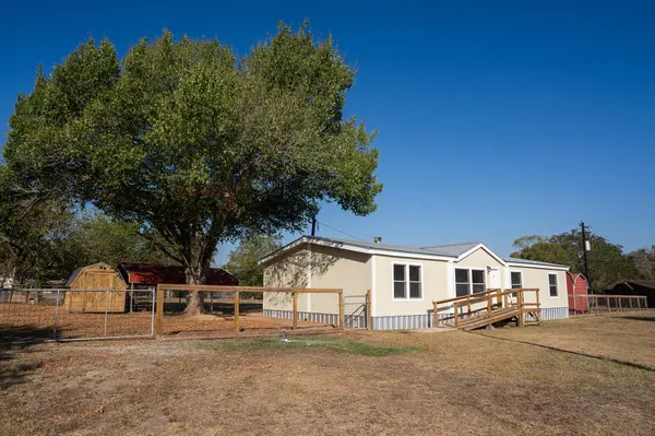 404 S Mill ST, Flatonia, TX 78941
