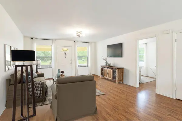326 Zapalac RD, Smithville, TX 78957