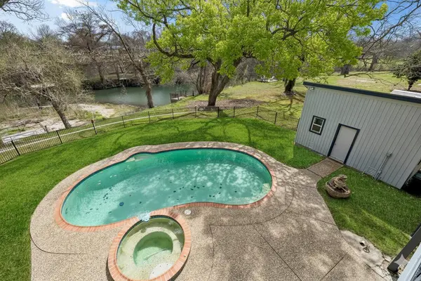 54 S Hampton DR, Seguin, TX 78155
