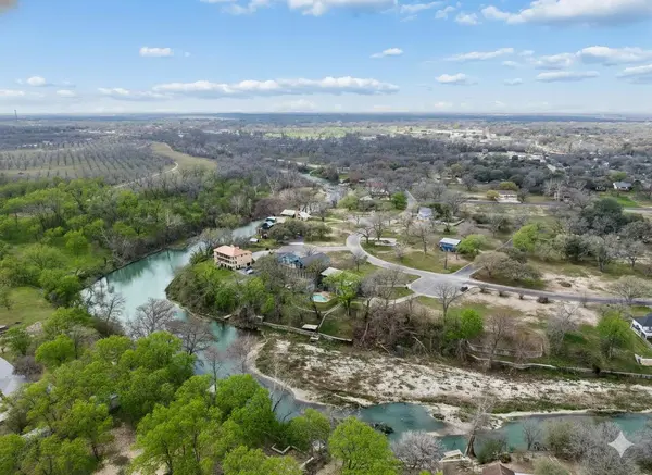 54 S Hampton DR, Seguin, TX 78155