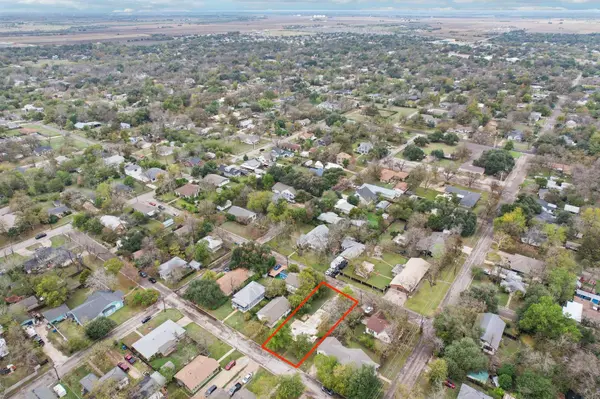 904 James ST, Taylor, TX 76574