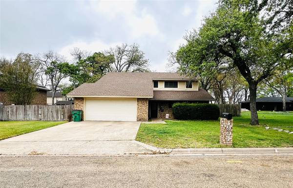 1904 N Hoover Ave, Cameron, TX 76520