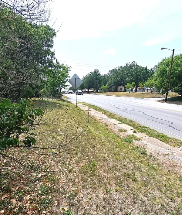 318 Burkett ST, Taylor, TX 76574