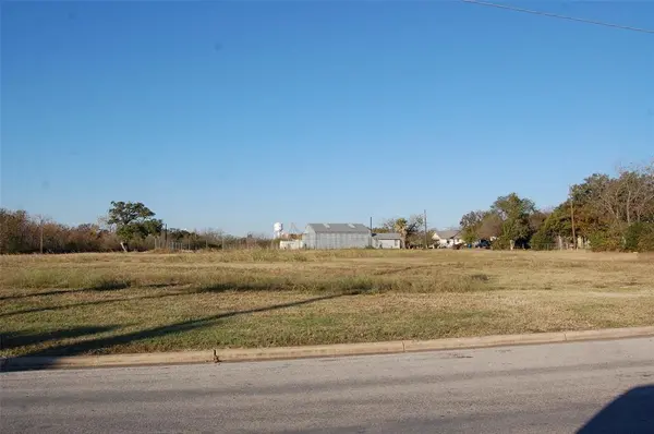 621 N Commerce ST, Lockhart, TX 78644