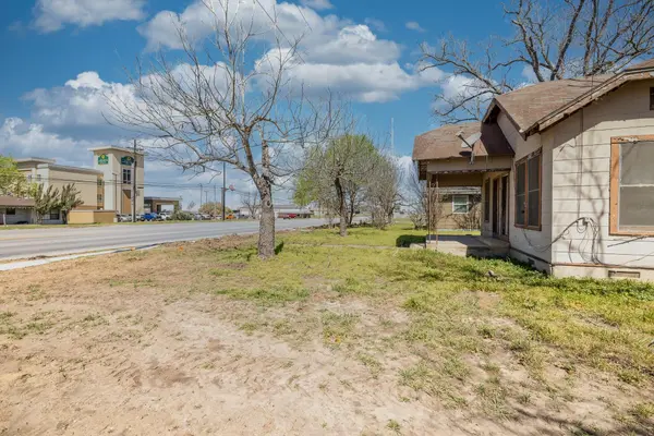 1602 Water ST, Gonzales, TX 78629