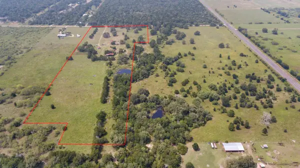 145 Stolle LN, Flatonia, TX 78941