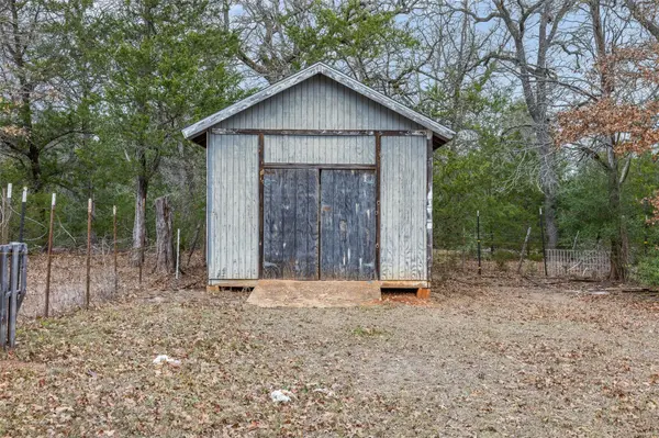 150 Turner LN, Paige, TX 78659