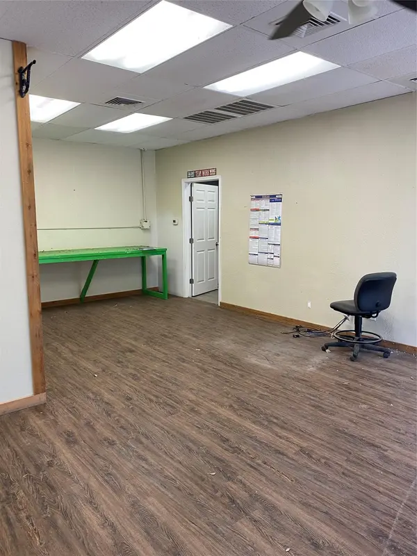 301 Bishop ST, Smithville, TX 78957