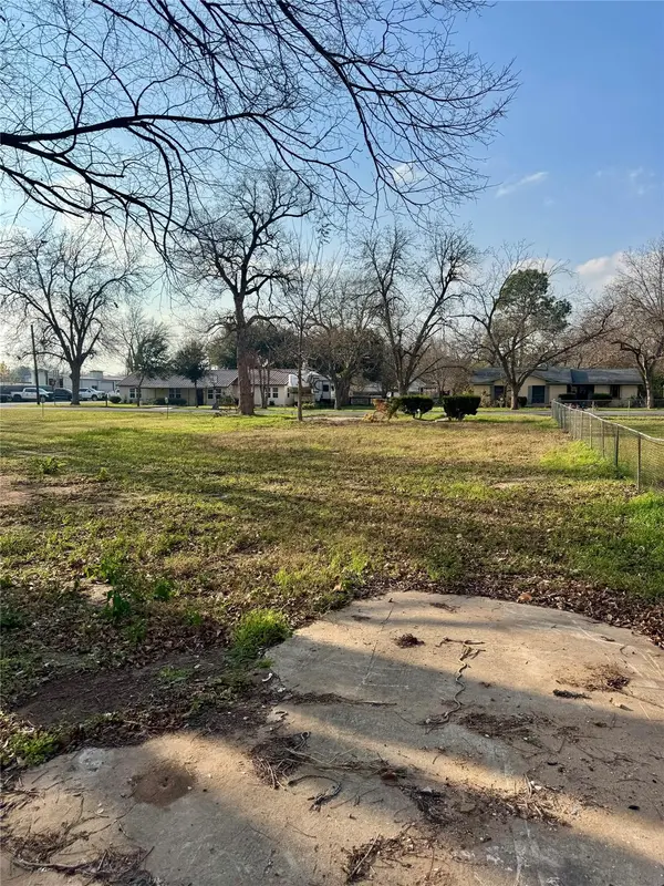 104 Byrne ST, Smithville, TX 78957