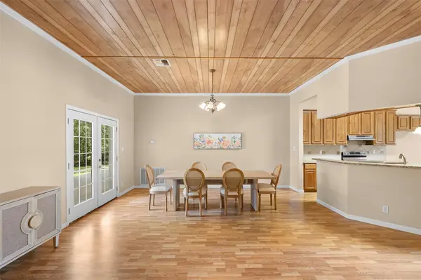 730 Panorama RD, La Grange, TX 78945