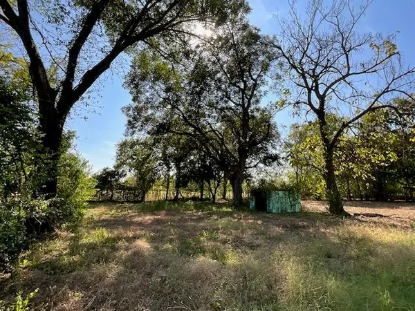 1005 W 8th ST, Cameron, TX 76520
