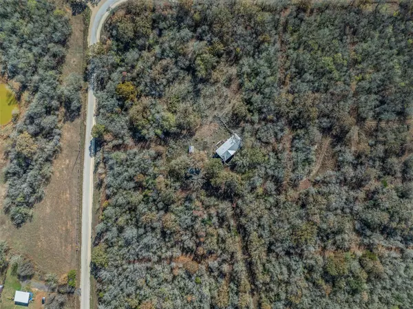 840 Bugtussle LN, Luling, TX 78648