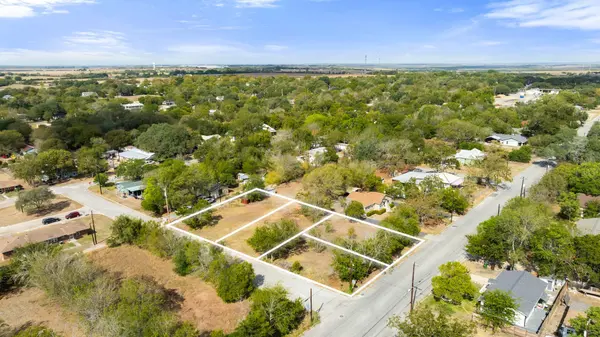 905 N Blanco ST, Lockhart, TX 78644
