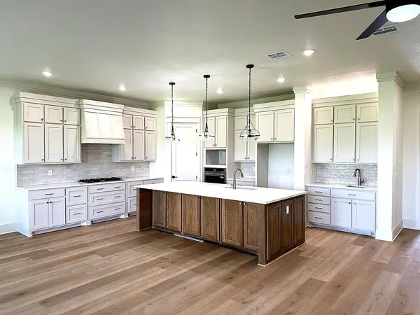 1614 Hunt DR, Salado, TX 76571