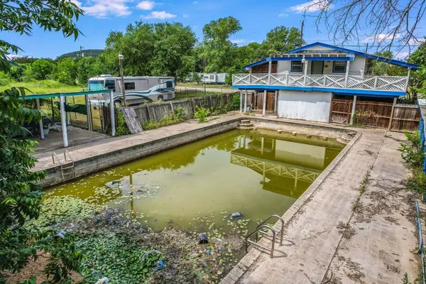 201 Oak DR, Canyon Lake, TX 78132