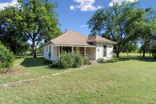 1104 E Umlang ST, Thorndale, TX 76577