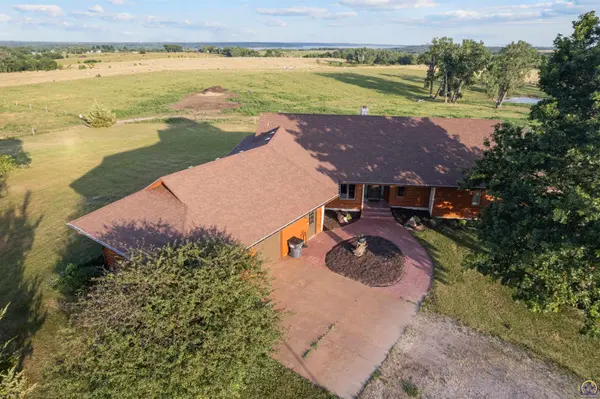 9736 West Lake RD, Ozawkie, KS 66070