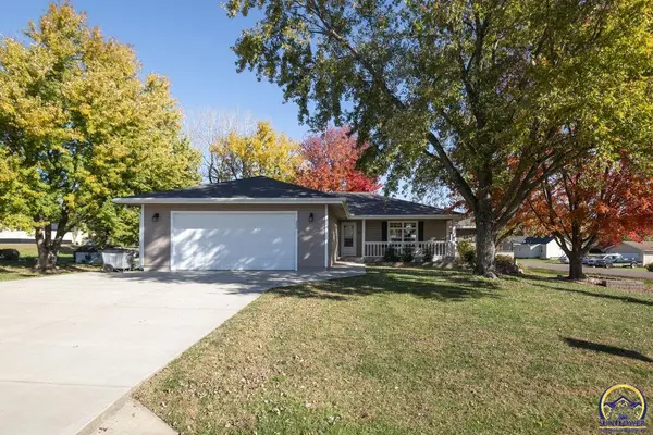 302 Sunset LN,  Maple Hill,  KS 66507