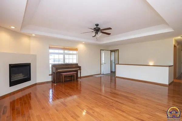 302 Sunset LN, Maple Hill, KS 66507