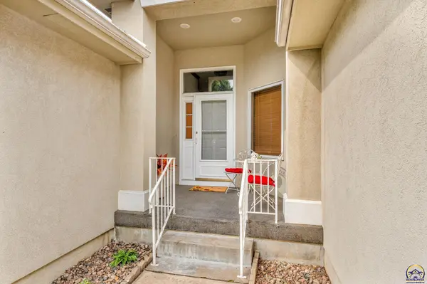 2433 SW Camelot PL, Topeka, KS 66614-4391