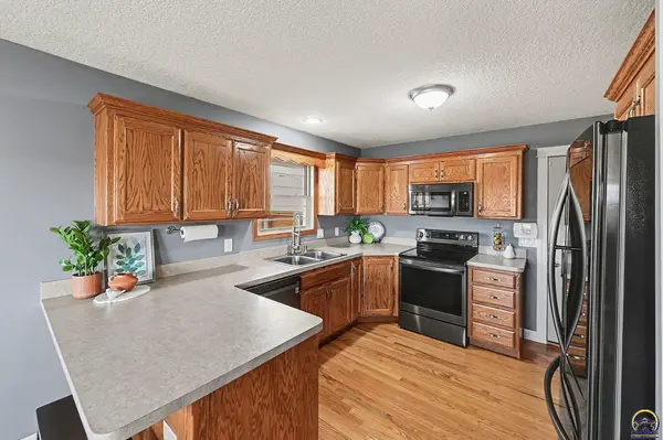 2241 SE Moorefield CT, Tecumseh, KS 66542