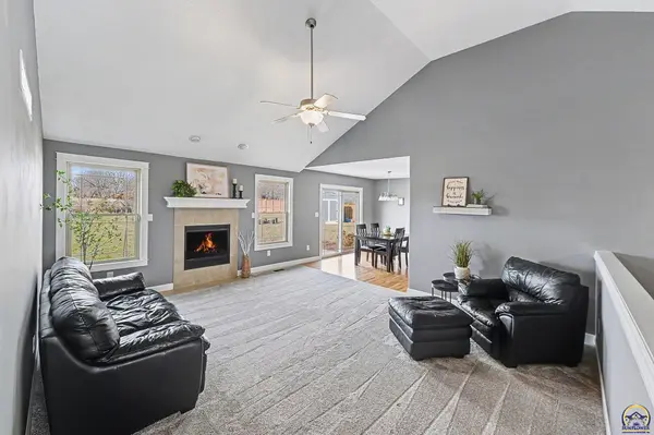 2241 SE Moorefield CT, Tecumseh, KS 66542