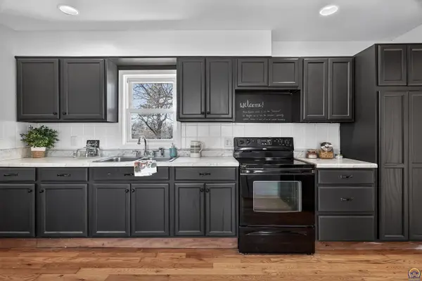 16325 R RD, Mayetta, KS 66509
