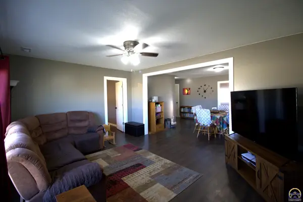 417 E 4th St, Onaga, KS 66521