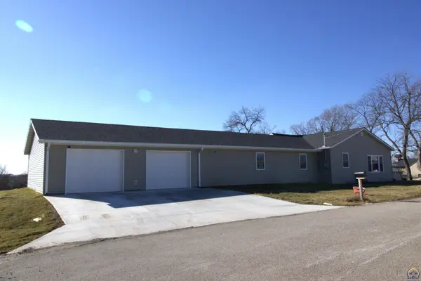 417 E 4th St, Onaga, KS 66521