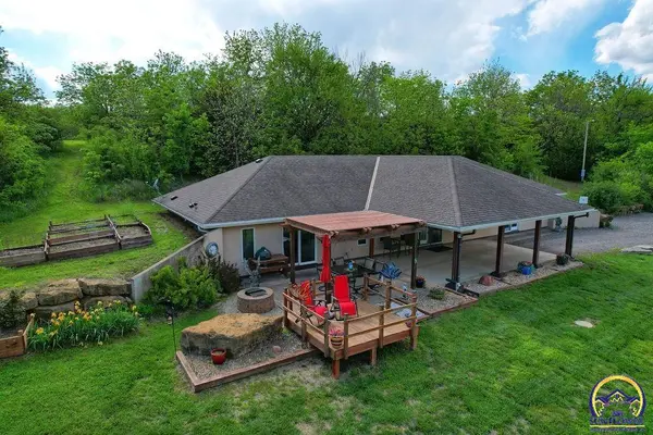 16245 62nd St, Oskaloosa, KS 66066
