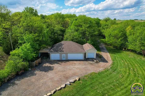 16245 62nd St, Oskaloosa, KS 66066