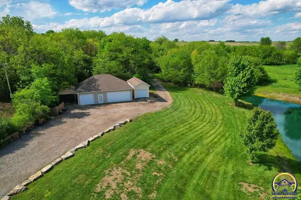 16245 62nd St, Oskaloosa, KS 66066